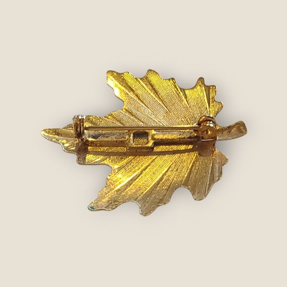 Vintage Gold Tone Brushed Textured Maple Leaf Pin Brooch - Picture 4 of 8